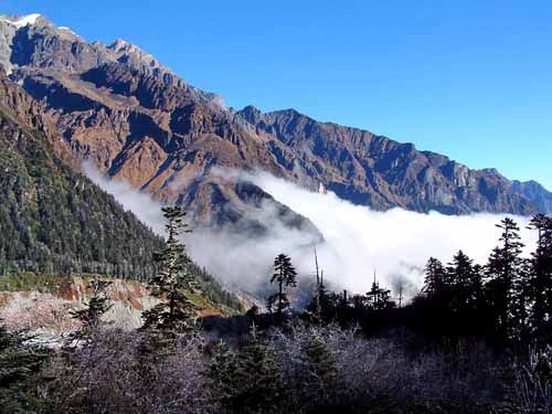 景区内,是 a target="_blank" href="/item/海螺沟五绝/4342736" data