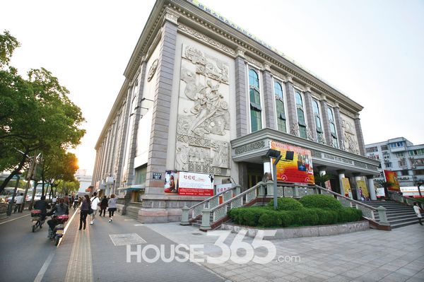  p> a href="#">宁波 /a>逸夫剧院是宁波市集文艺演出,电影放映,会议