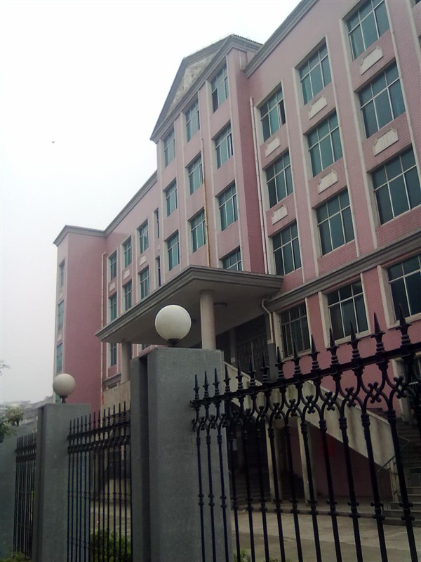  p>湘乡市第三中学发端于600多年前的"涟滨书院",据考证,状元王容