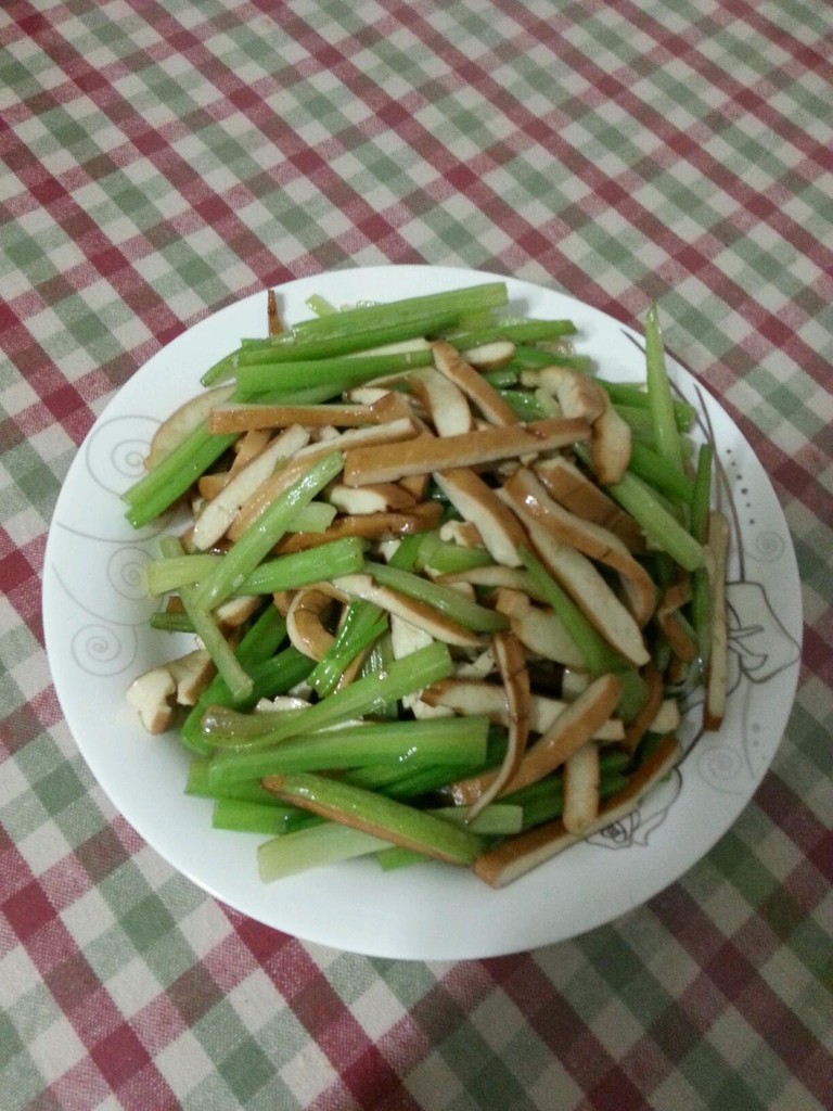 干丝拌芹菜