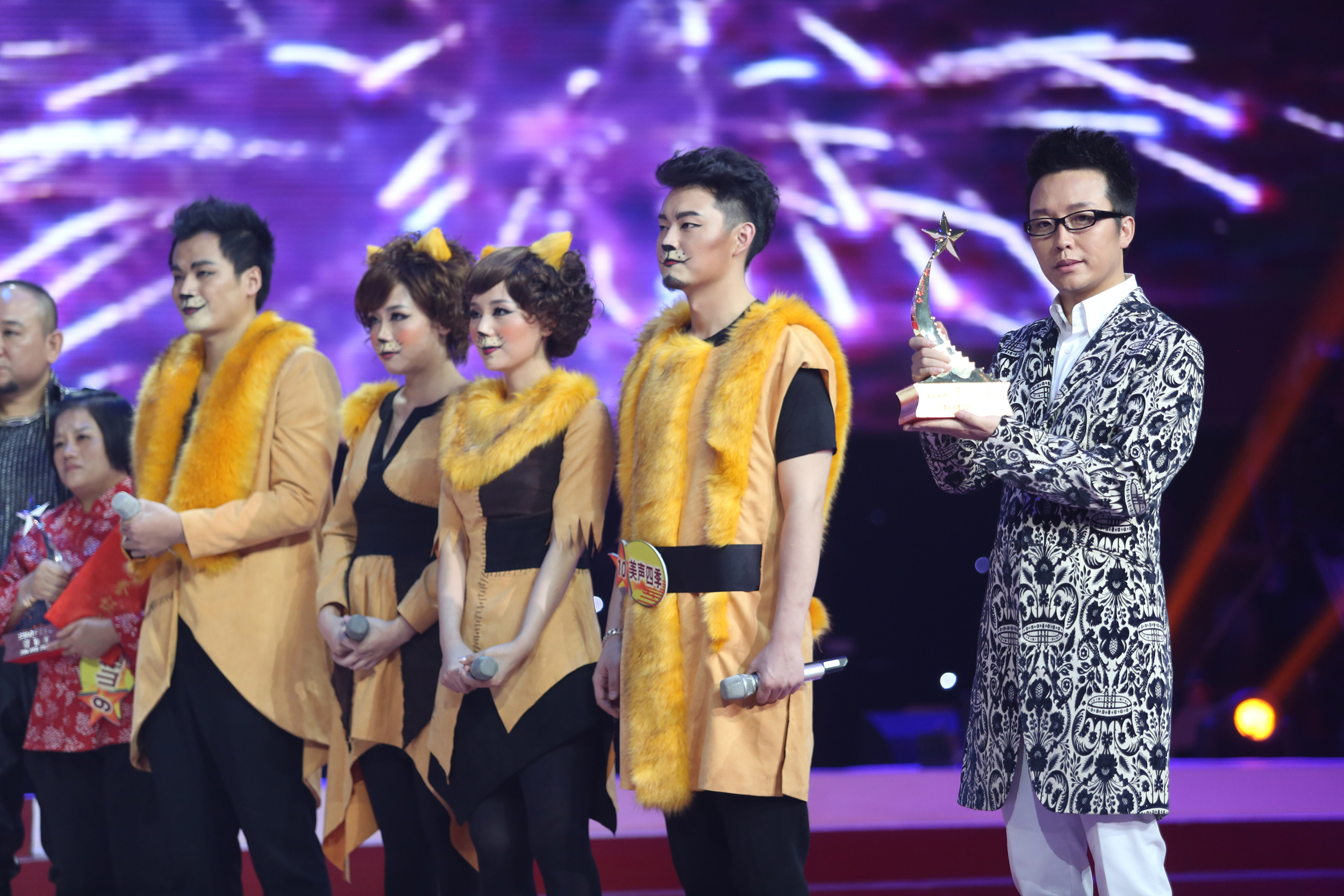 音乐学院声乐歌剧专业,中国内地男中音歌唱家,美声与通俗唱法双栖歌手