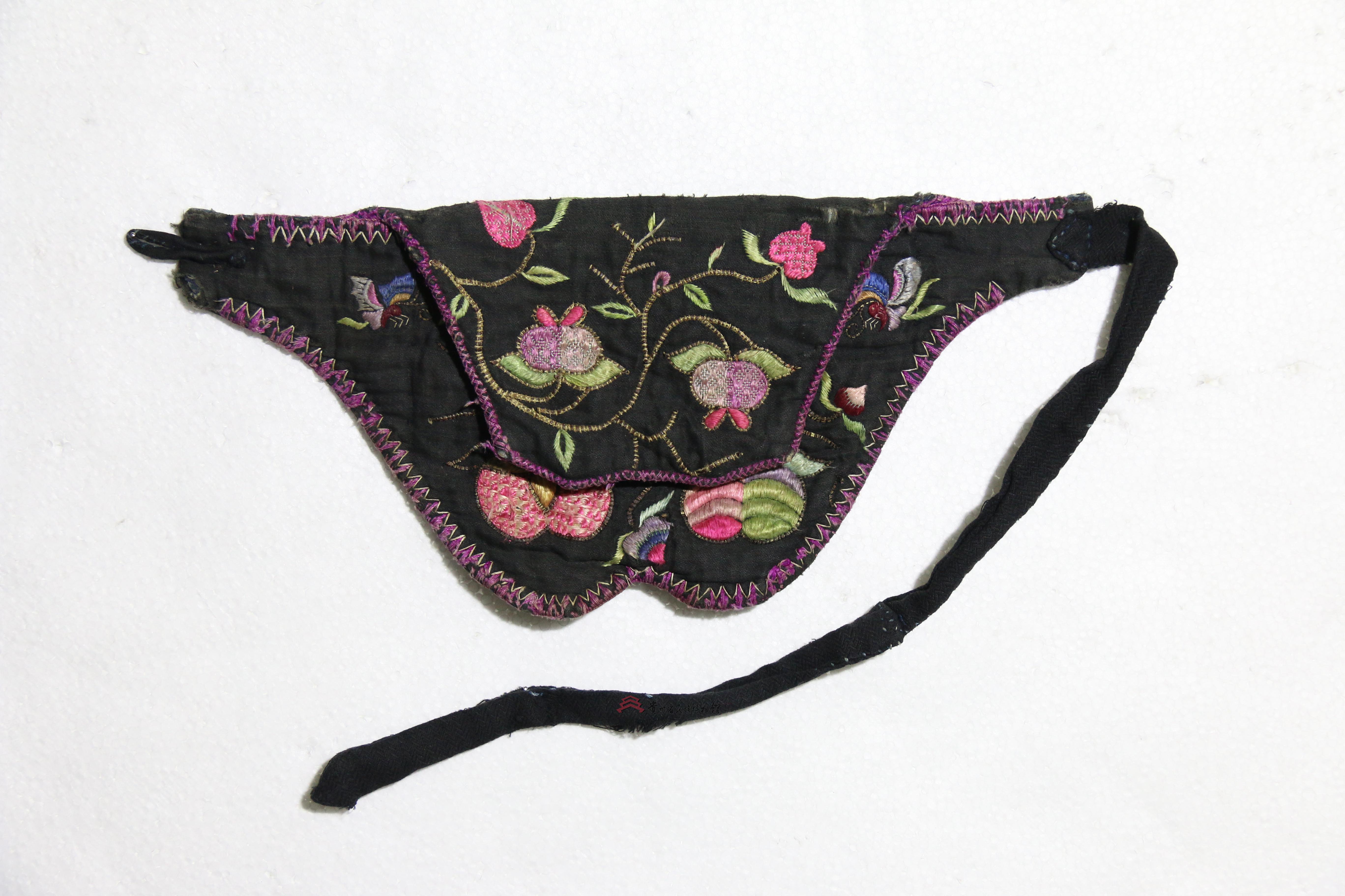 当代松桃苗族平绣石榴纹钱包