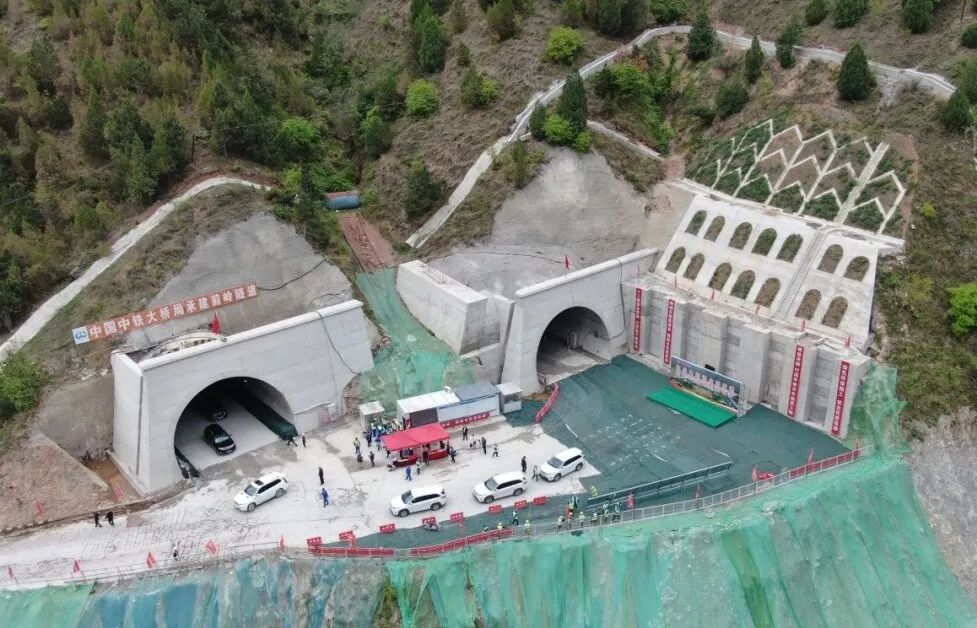  p data-id="ua1qhpbyq30b">前岭隧道单线长1272米. /p>