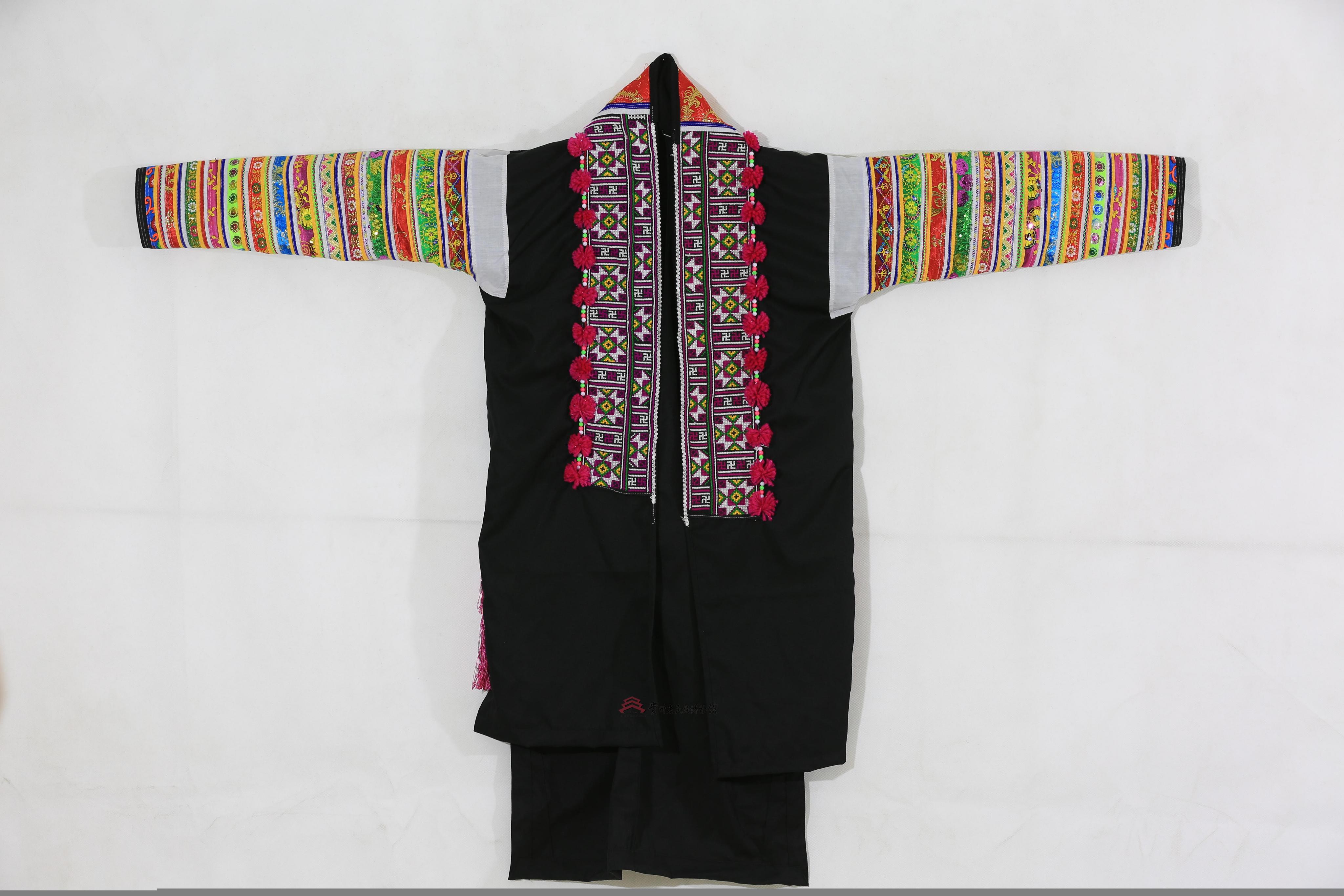 当代云南文山州麻栗坡角瑶八角花纹刺绣对襟女长衫