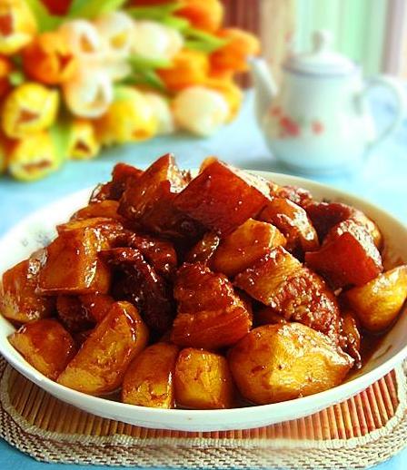  p>甜薯红烧肉是一道由五花肉,红薯等食材制成的食品. /p>