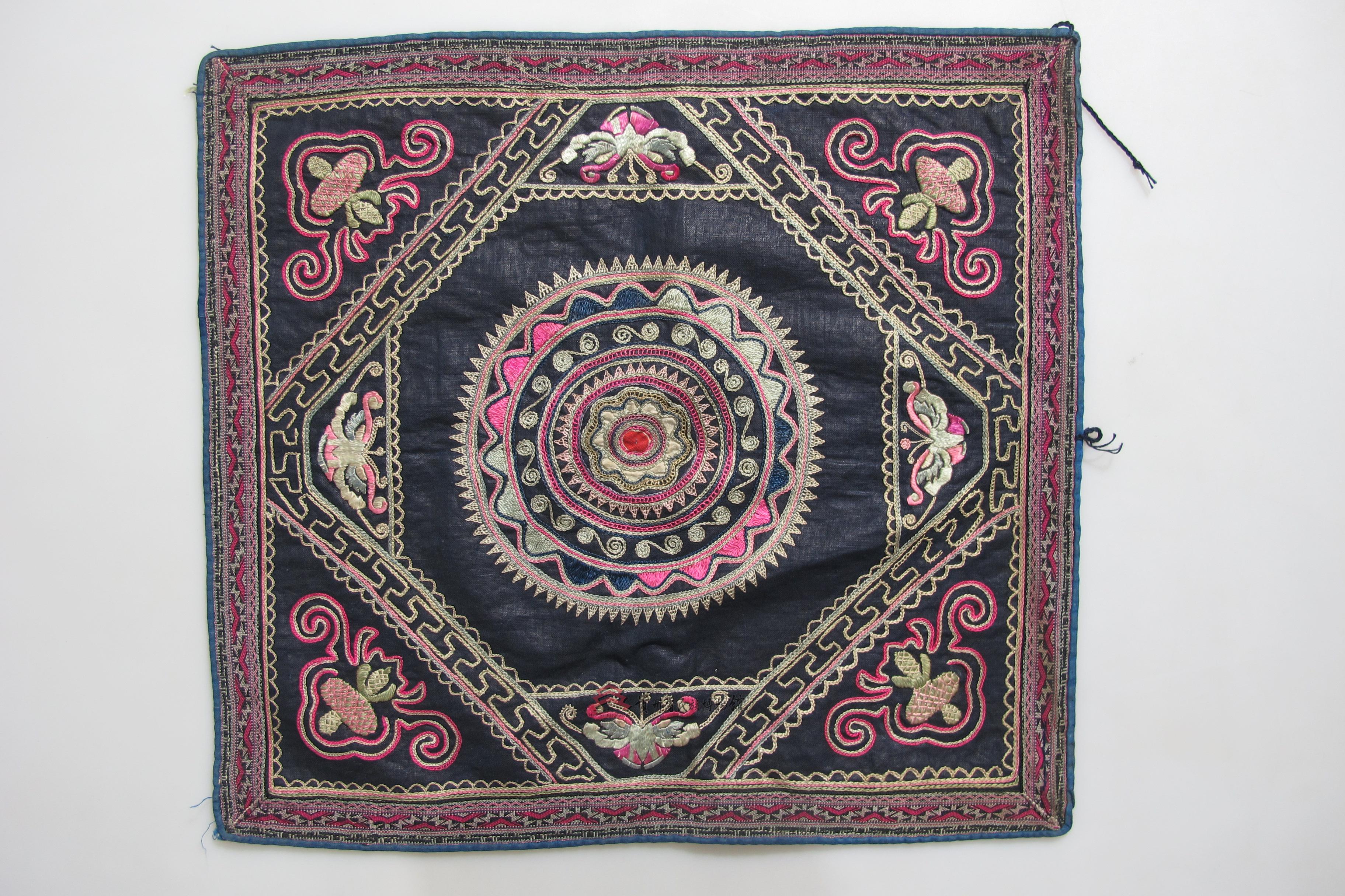 当代榕江侗族锁绣太阳花纹背带片