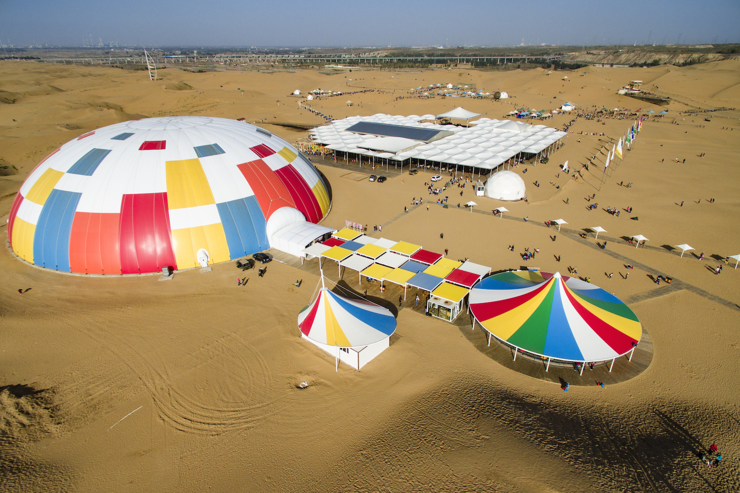  p>响沙湾于1984年1月被开辟为旅游景点,1991年被国家旅游局列为国线