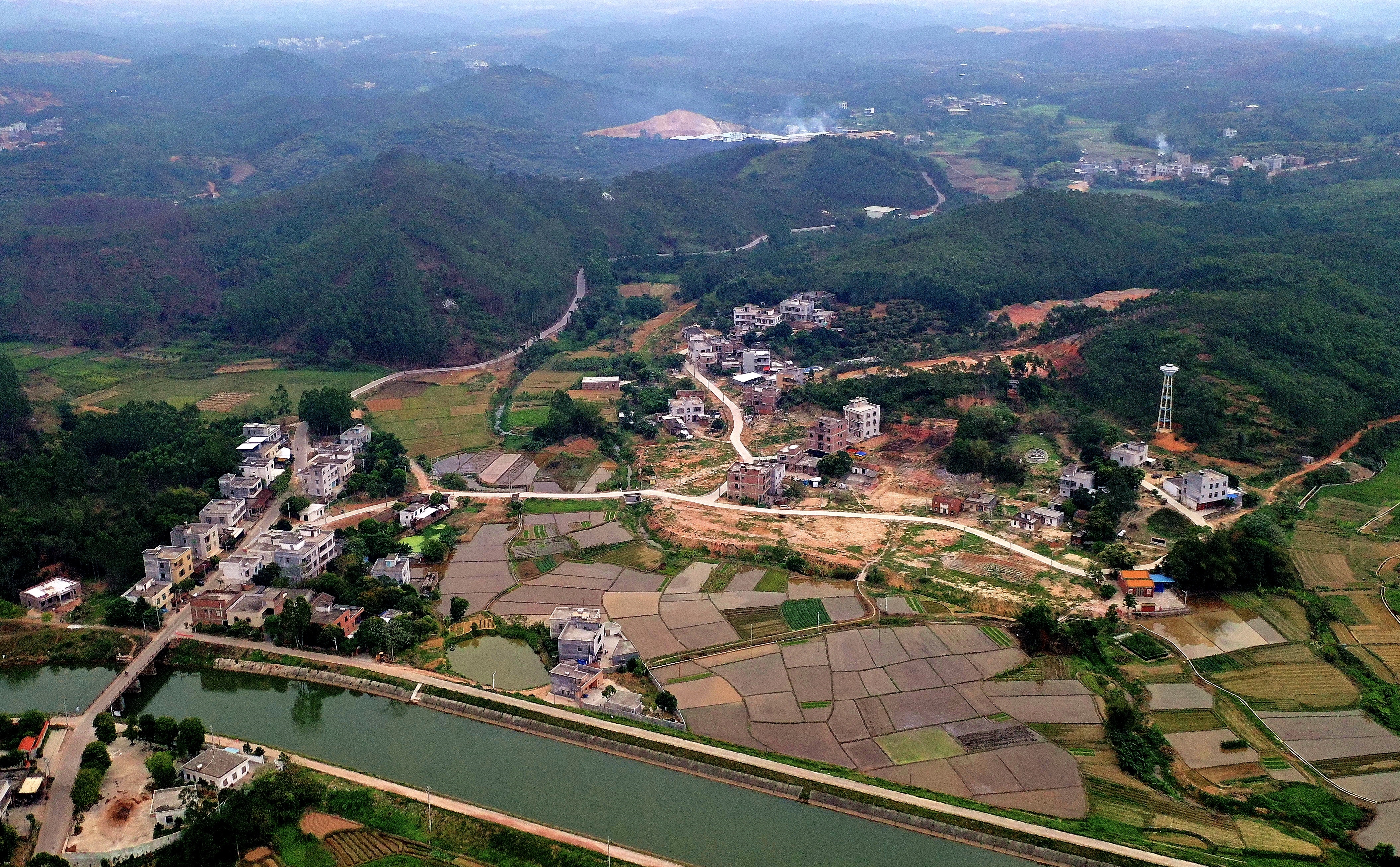  p data-id="gn539w63h4">菜埇村,水库移民村庄,位于廉江市区东边6