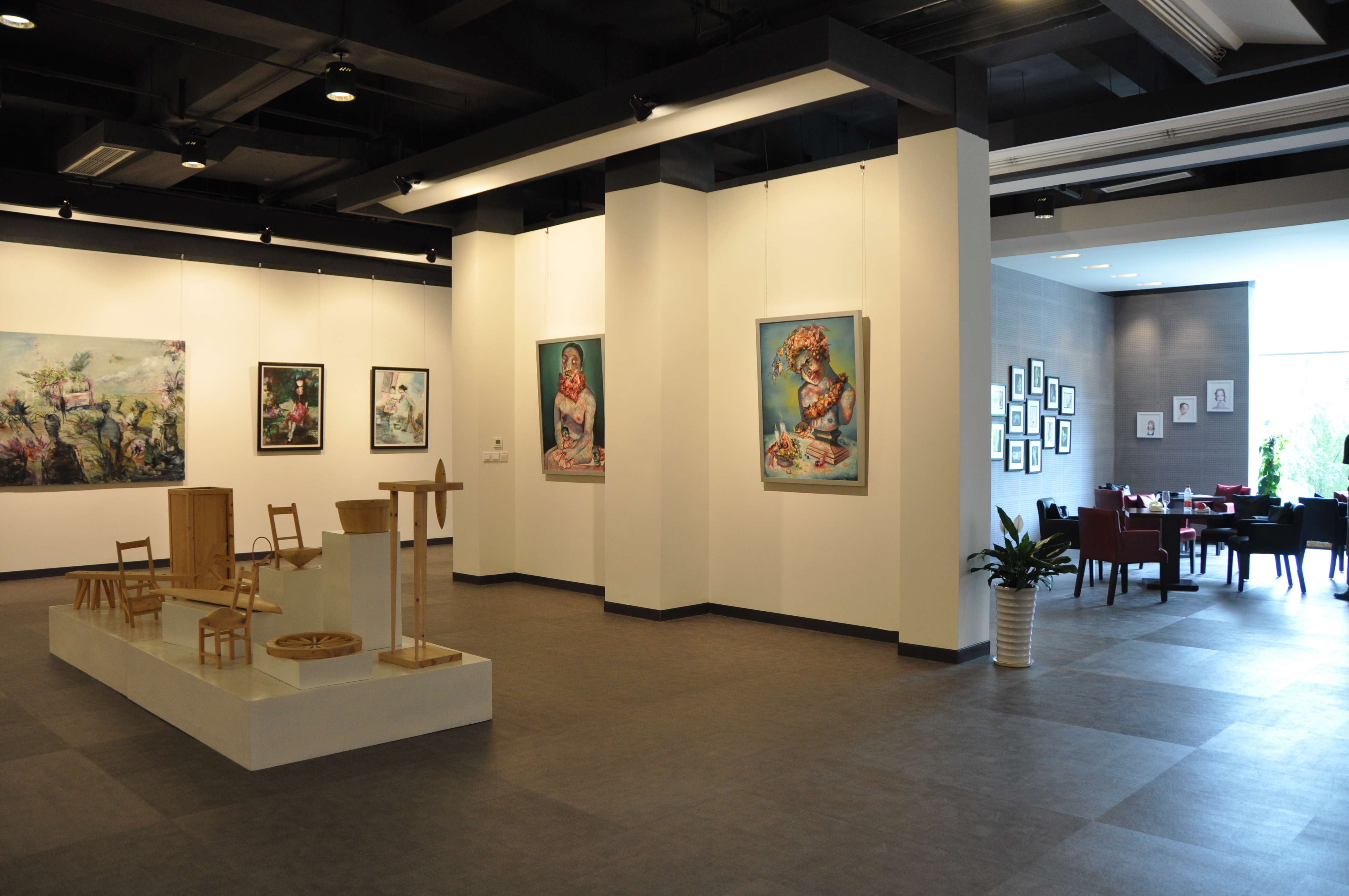 了了阁画廊(了了·艺术传播机构)1999年成立于四川成都,为经营原创