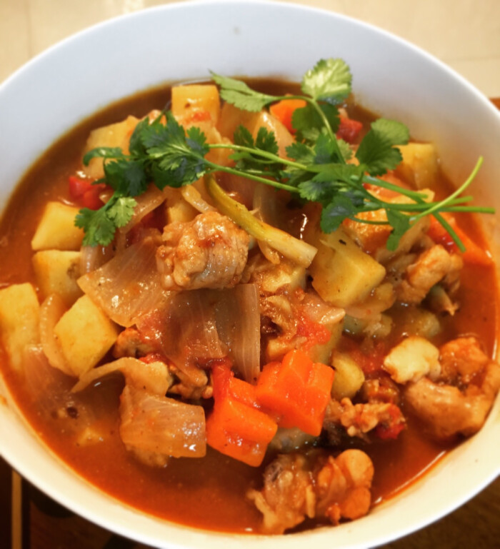  p>泰式红咖喱焖鸭是一道由红咖喱和烧鸭腿为主要材料做成的菜品,属于