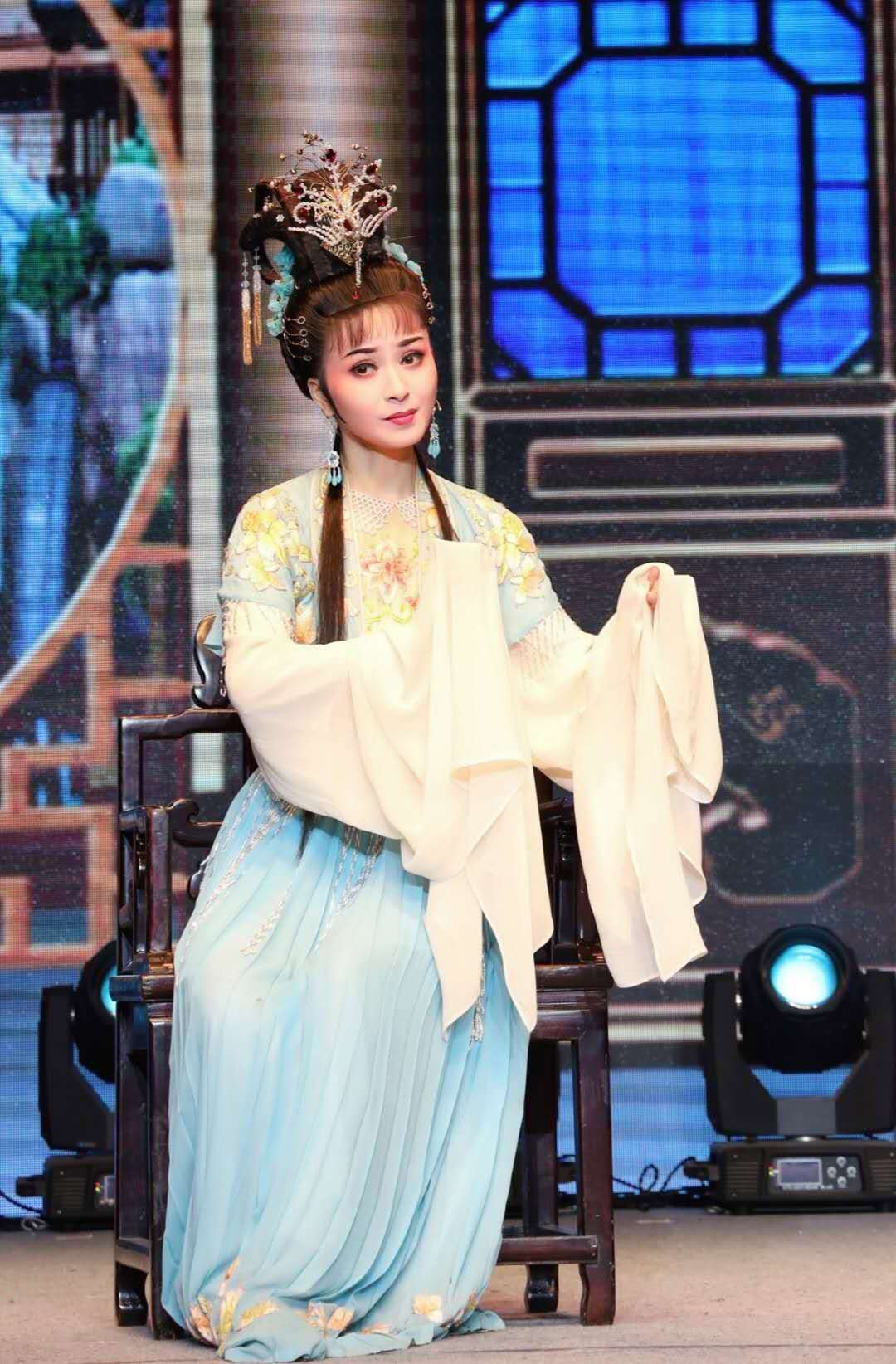  p data-id="go063ufx6c">袁媛,毕业于安徽省艺术学校,中国黄梅戏女