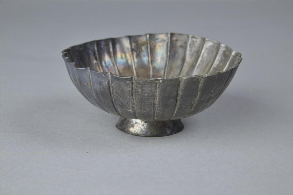 ="2lczoqnftb7">宋錾花菊花形银碗是重庆中国三峡博物馆收藏的金银器