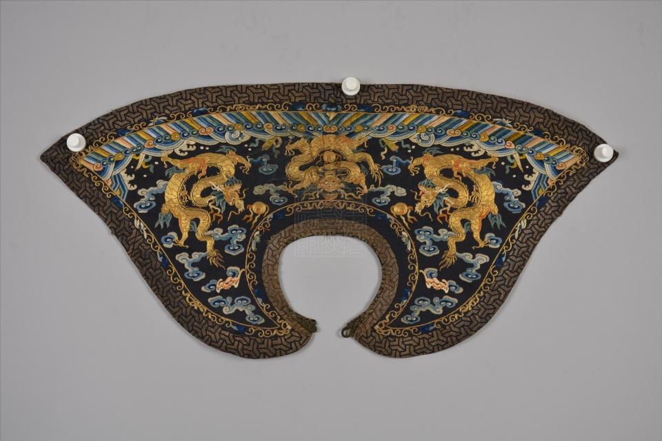 清蓝绸拼金绣云龙纹官服披领