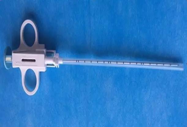  p>活检枪是一种医疗器械,活检枪有壳体,内有针座弹射系统,针座下有