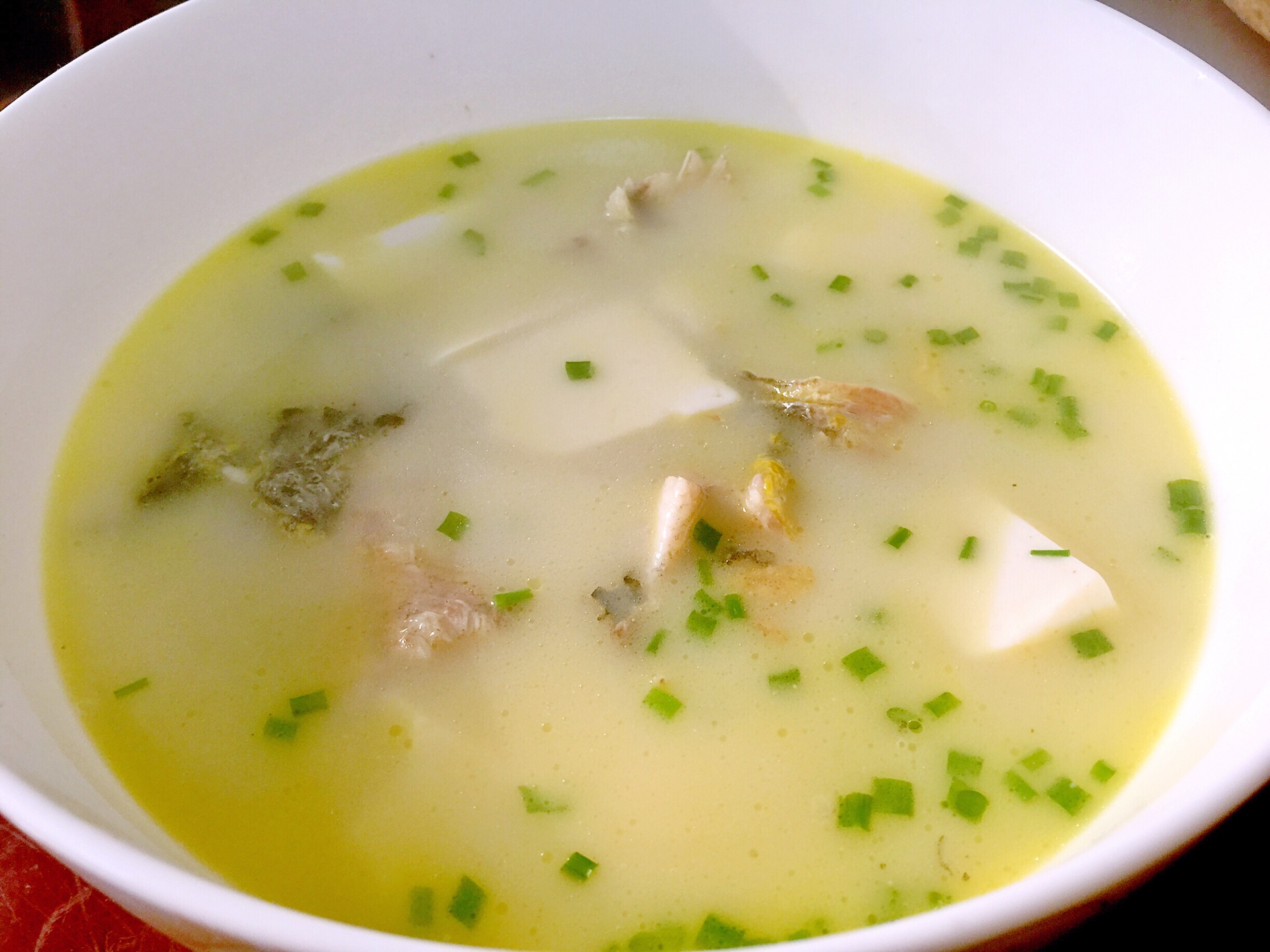  p>豆腐葱花汤是一道汤品,主要材料有豆腐,葱等. /p>