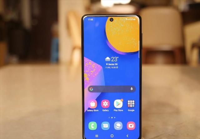 是三星于2021年上市的一款智能手机.