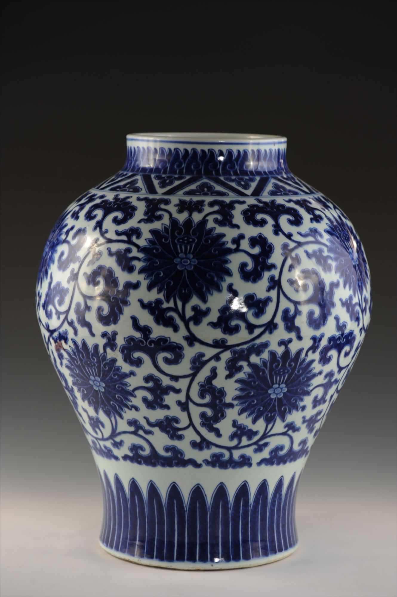 清代青花缠枝莲纹瓷罐