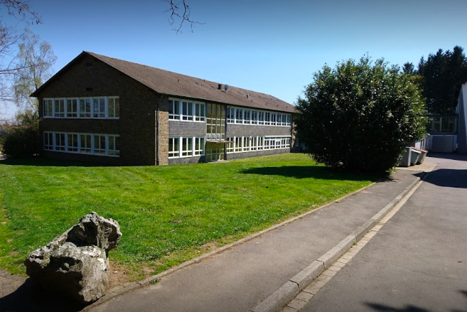 为许特根瓦尔德的小城,由德国国家教育部认可的一所私立高级文理中学