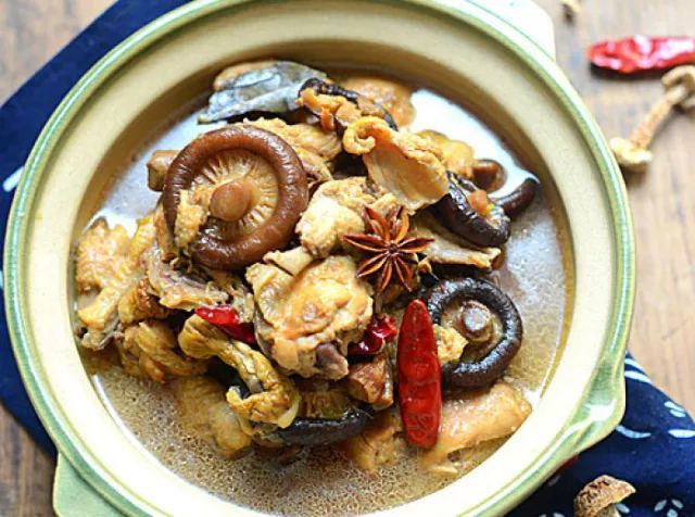鸡肉炖香菇汤
