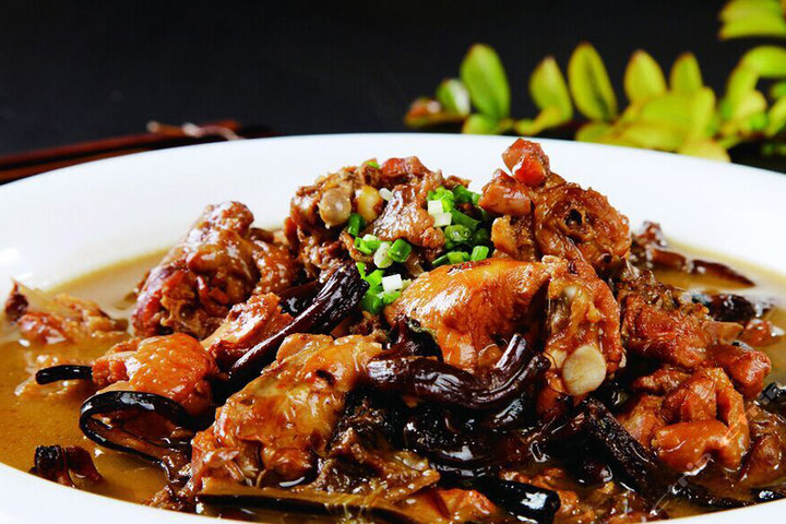小鸡炖什么蘑菇好吃_小鸡炖蘑菇用的是什么干蘑菇_小鸡炖鲜蘑菇的做法大全