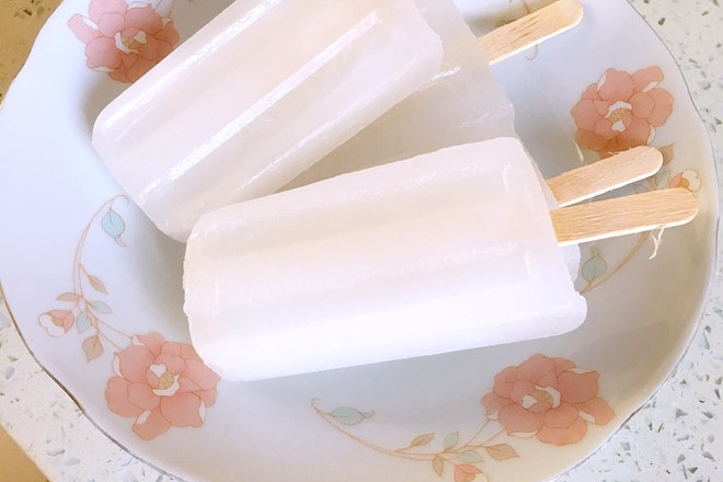 上海盐水冰棒是以淀粉,蜂蜜,柠檬汁为主要食材,利用冰棍模具制作而成