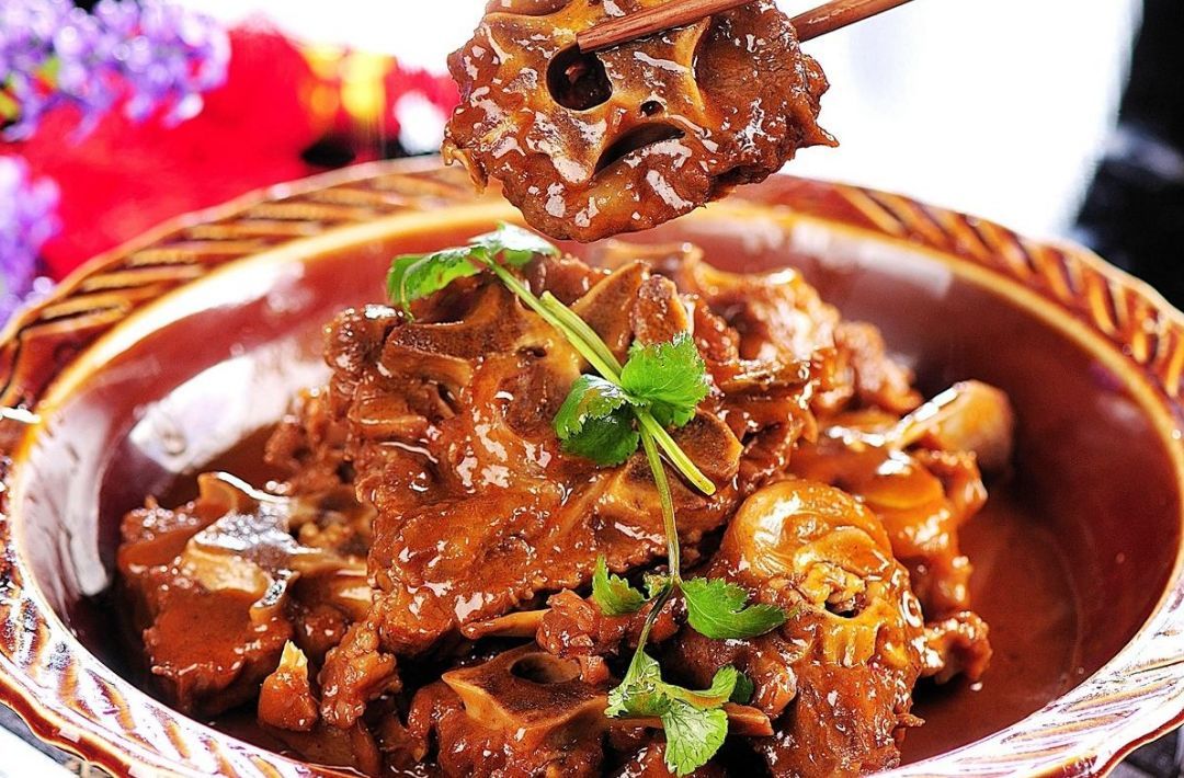  p>羊蝎子 i>(lamb spine hot pot) /i>,是一道 a href="#" data