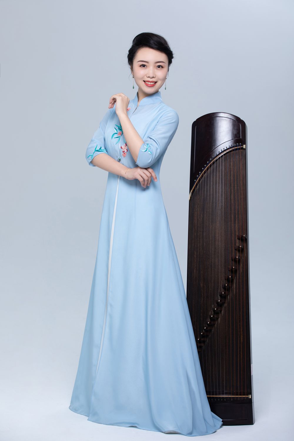  p data-id="tw139ocfs9br">姚伊新,青年古筝演奏家,第十一届"中国
