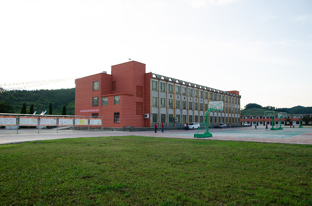  p>贵阳黄冈实验学校学校坐落在贵阳市开阳县冯三镇(原冯镇二中校址).