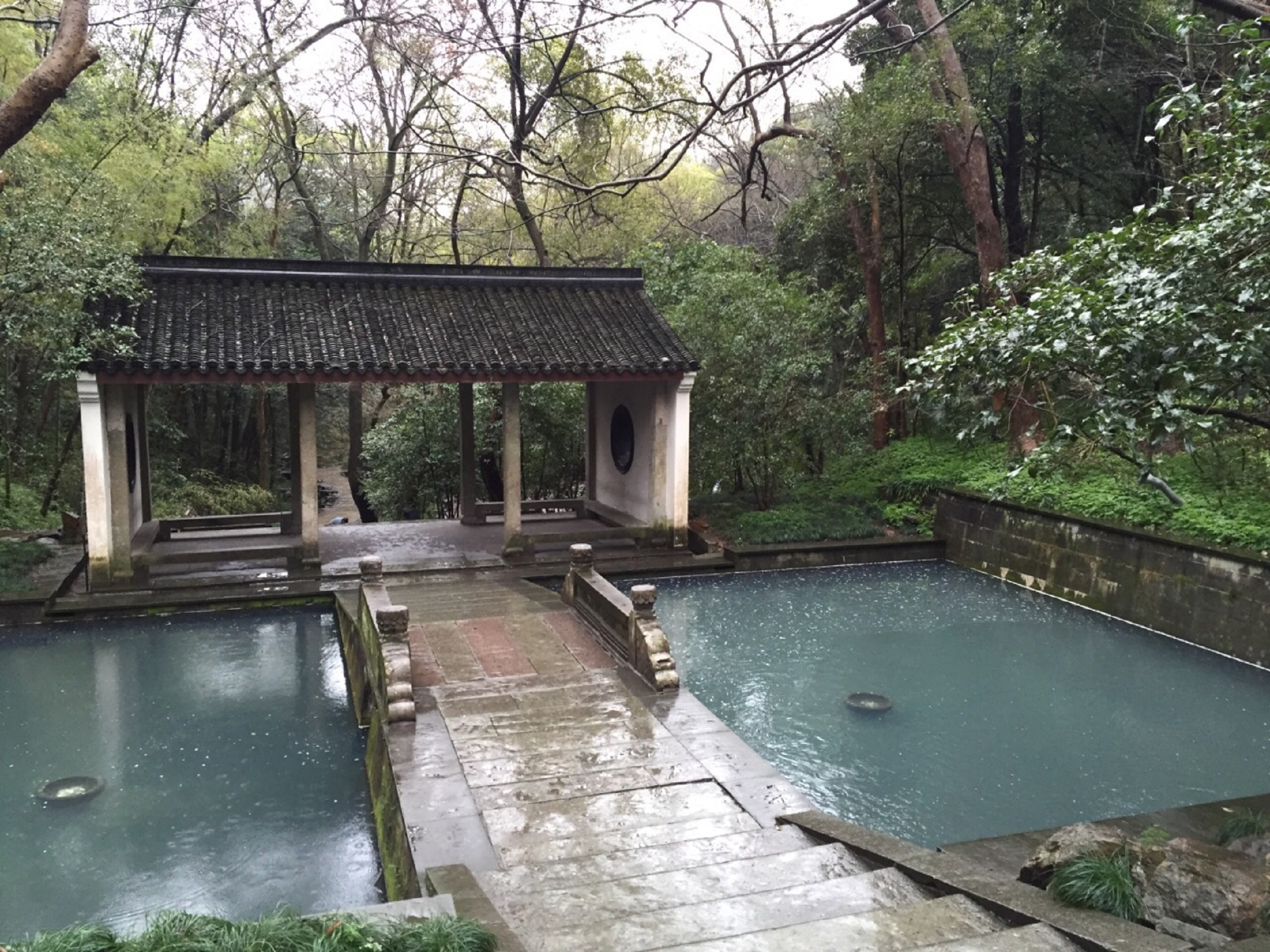  p>虎跑公园,又名虎跑梦泉,位于西湖之南的大慈山定慧禅寺内,是一处以