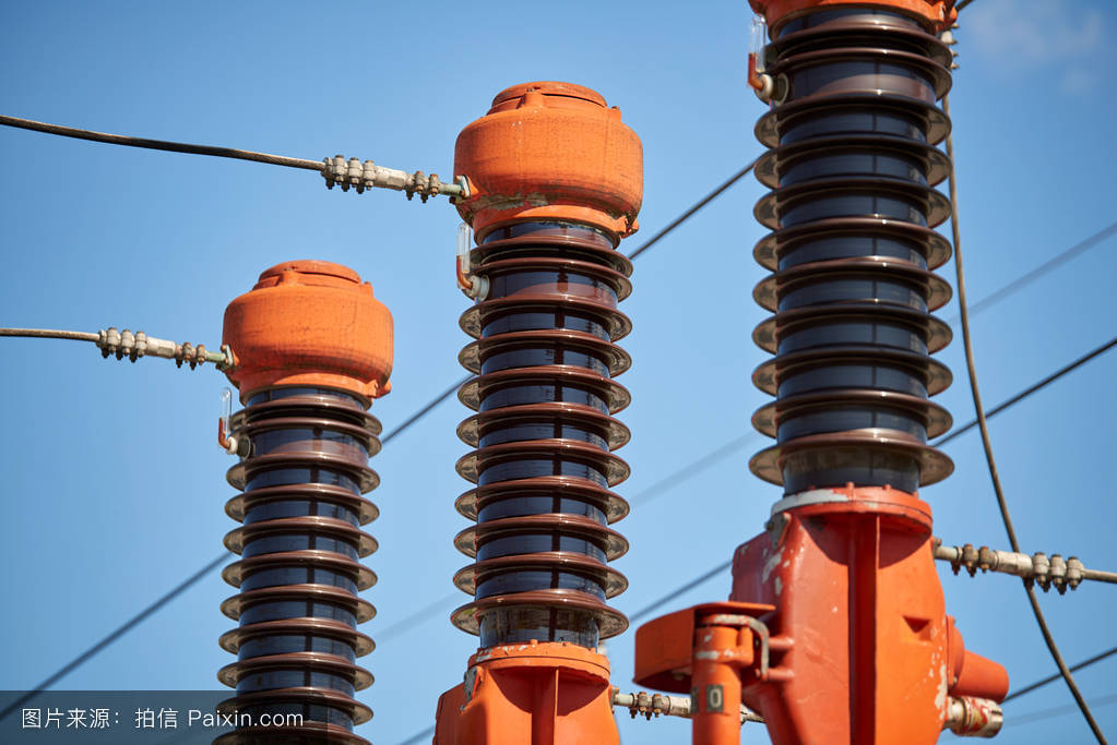 连接电线杆,铁塔与传输高压电的悬挂电缆之间的绝缘体装置