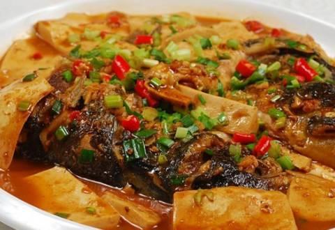  p>红烧鱼头豆腐是一道简单的家常菜,主料是鱼头400克 南豆腐2块 姜片