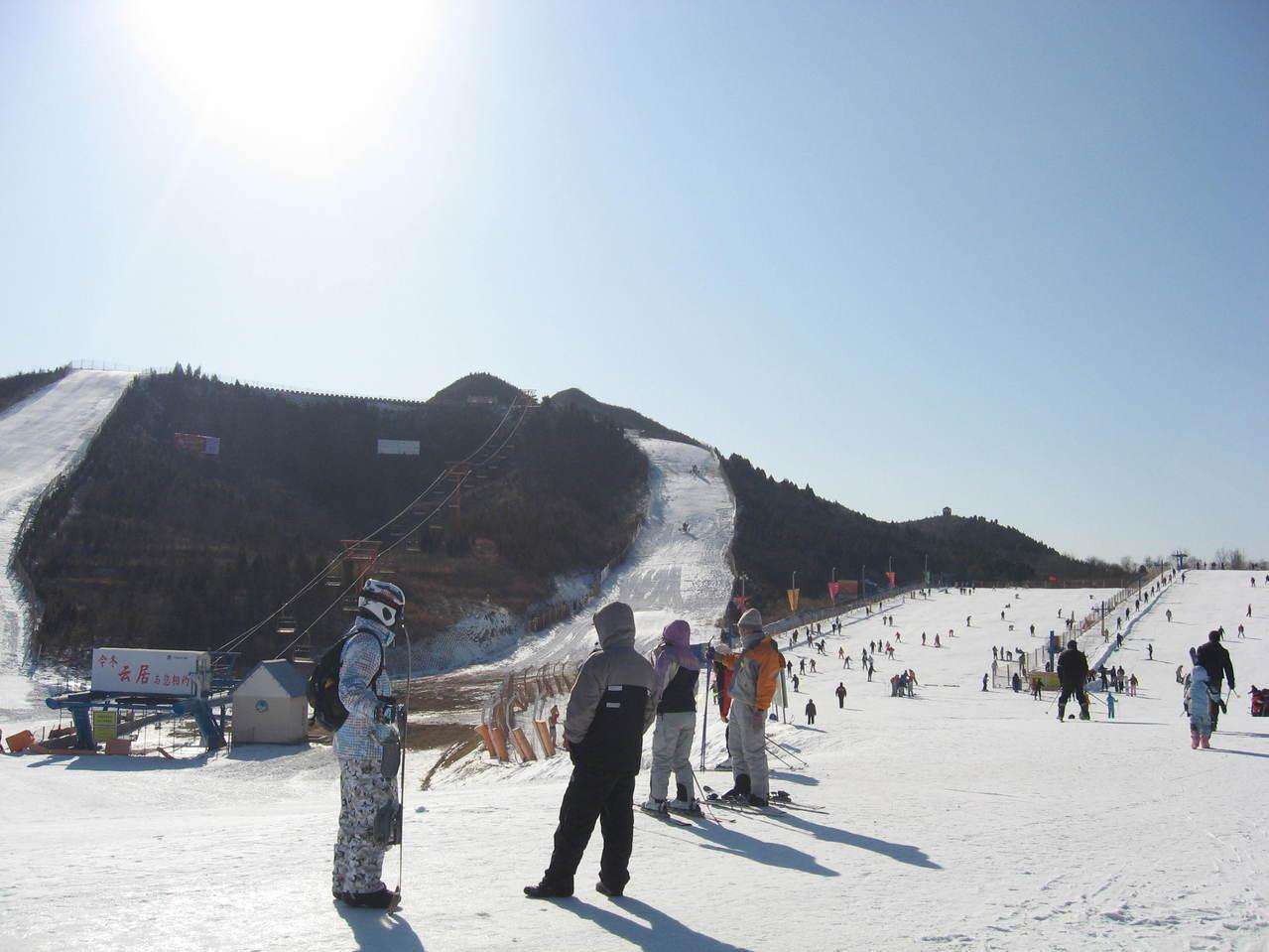  p>云居滑雪场位于北京房山区 a href="#" data-lemmaid="9247">张坊