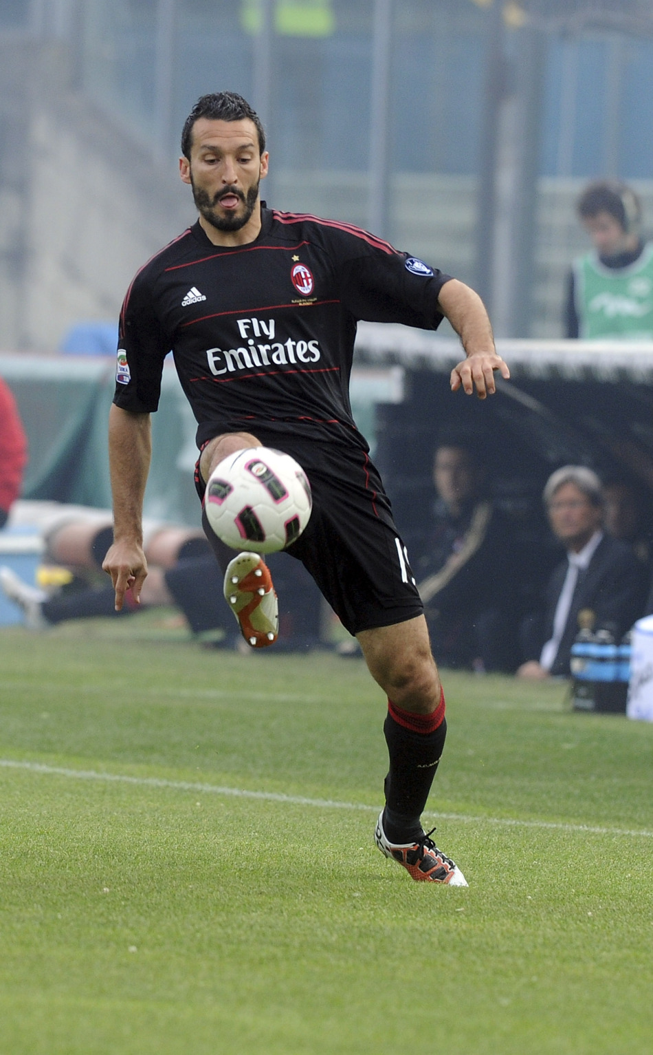 赞布罗塔全名为詹卢卡·赞布罗塔(gianluca zambrotta)出生于1977年2