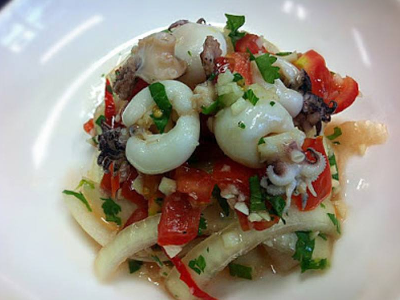  p>洋葱炒墨鱼仔是一道菜品,主料为 a target="_blank" href="/item