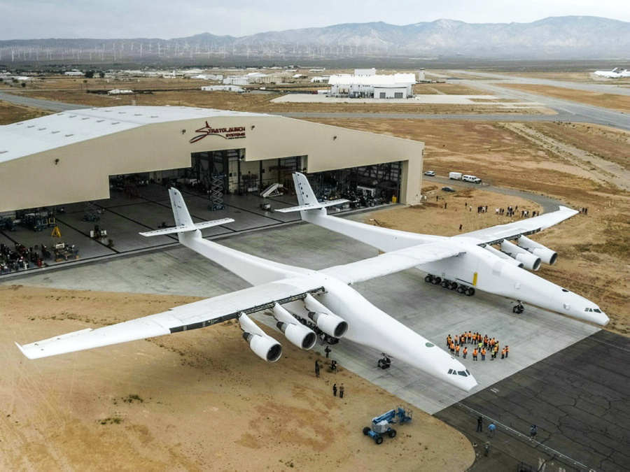 "平流层发射"巨型双身飞机