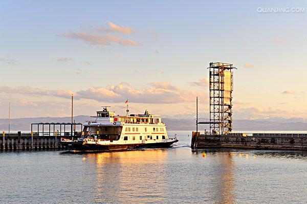 包括码头,引道及管理设施.也指有船摆渡的,过河的地