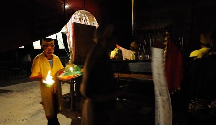  p>打绕棺,又称"穿花舞","跳丧舞","打安庆","穿丧堂"等,由佛教法事