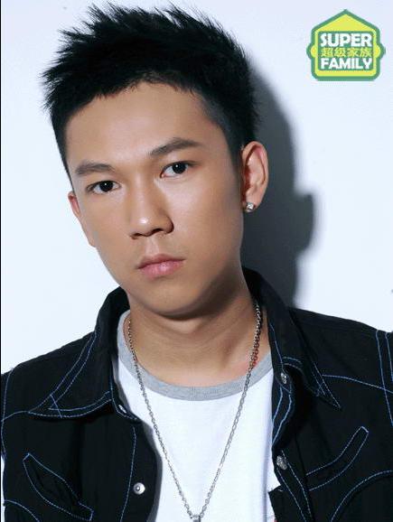 湖南岳阳人,湖南娱乐频道主持,2003年,获得《超级男声》总决选季军