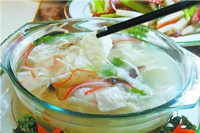  p>三丝敲鱼是浙江省温州市的一道特色小吃,属于浙菜系,该菜品由于