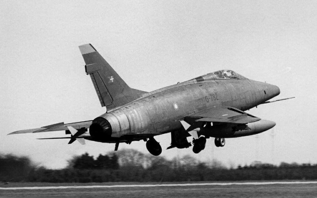  p data-id="gnyx6awlkj">f-100战斗机(英文:f-100 fighter,绰号