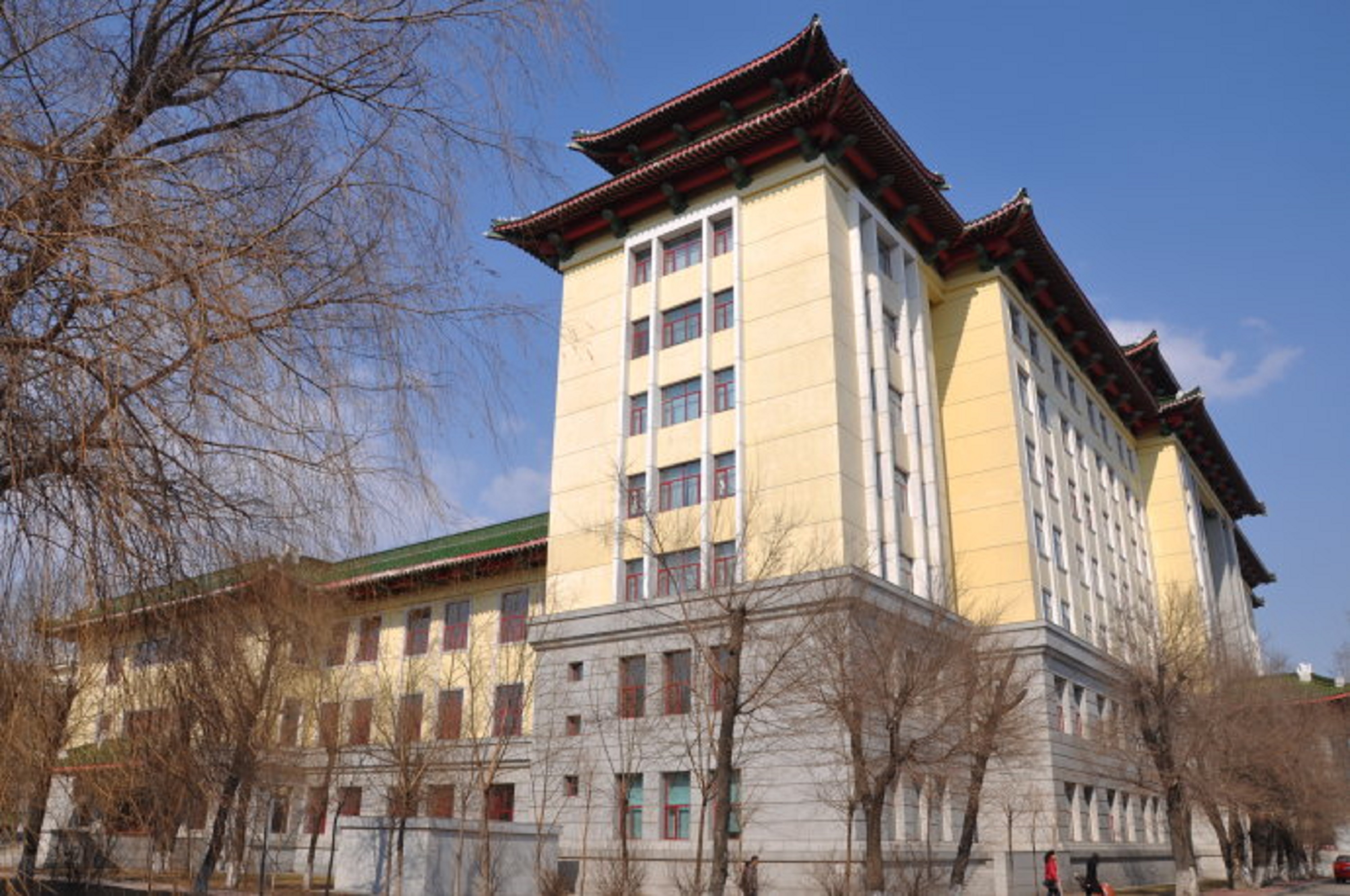  p>哈尔滨医科大学( i>harbin medical university /i>),简称"哈医大"