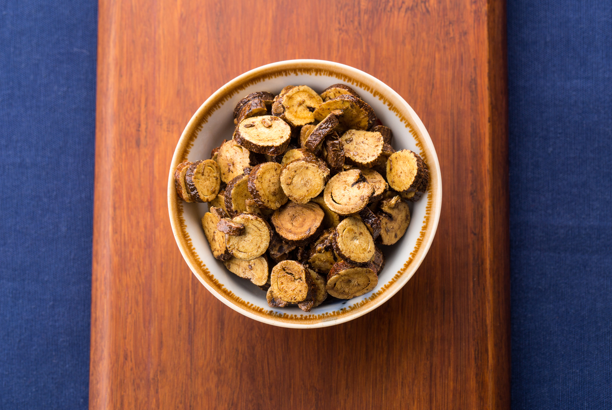 豆科甘草属多年草本植物,根外皮褐色里面淡黄色,味甜;茎直立,多乏枝