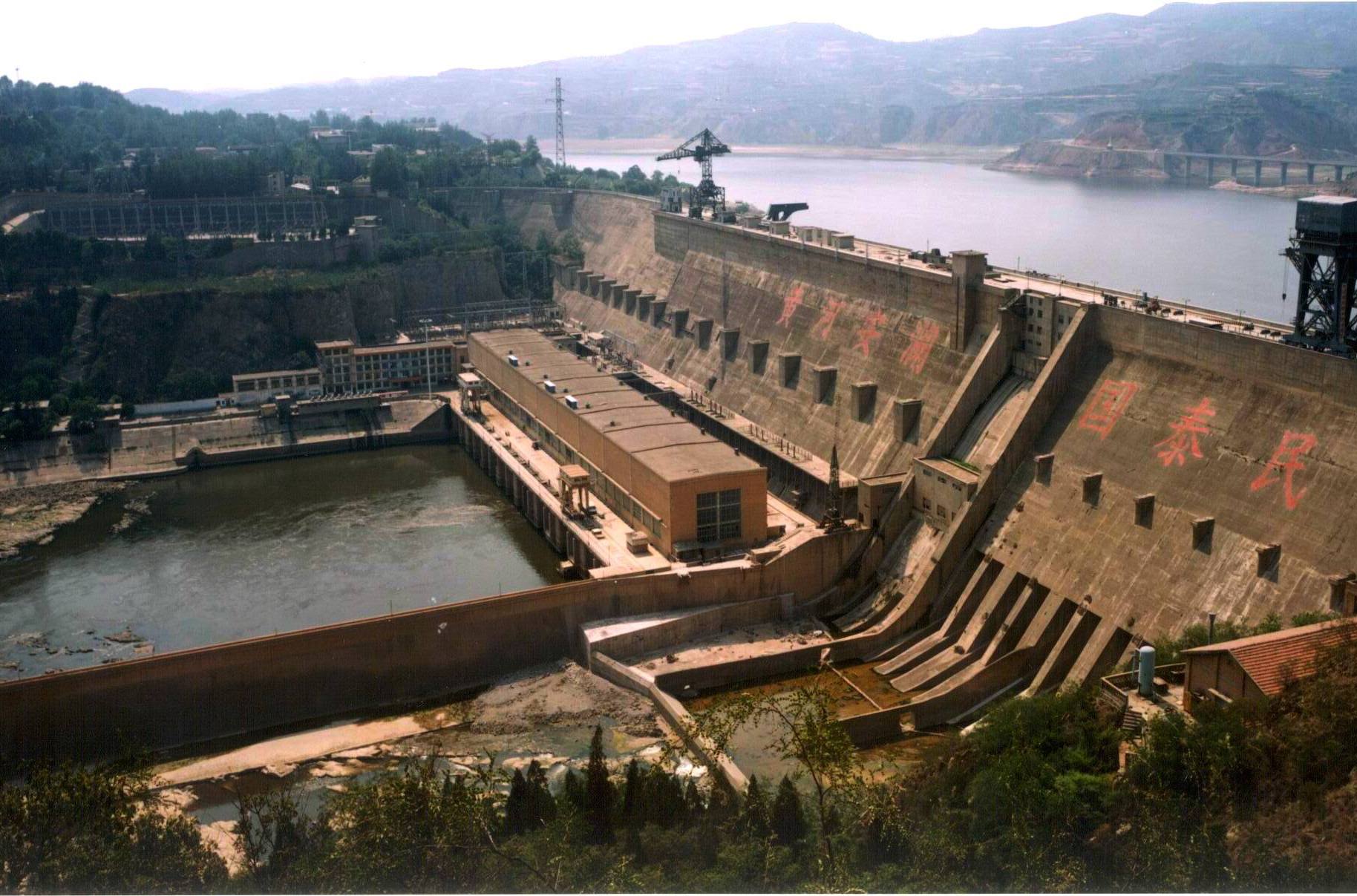  p>水丰水电站,位于中国与朝鲜界河鸭绿江干流下游