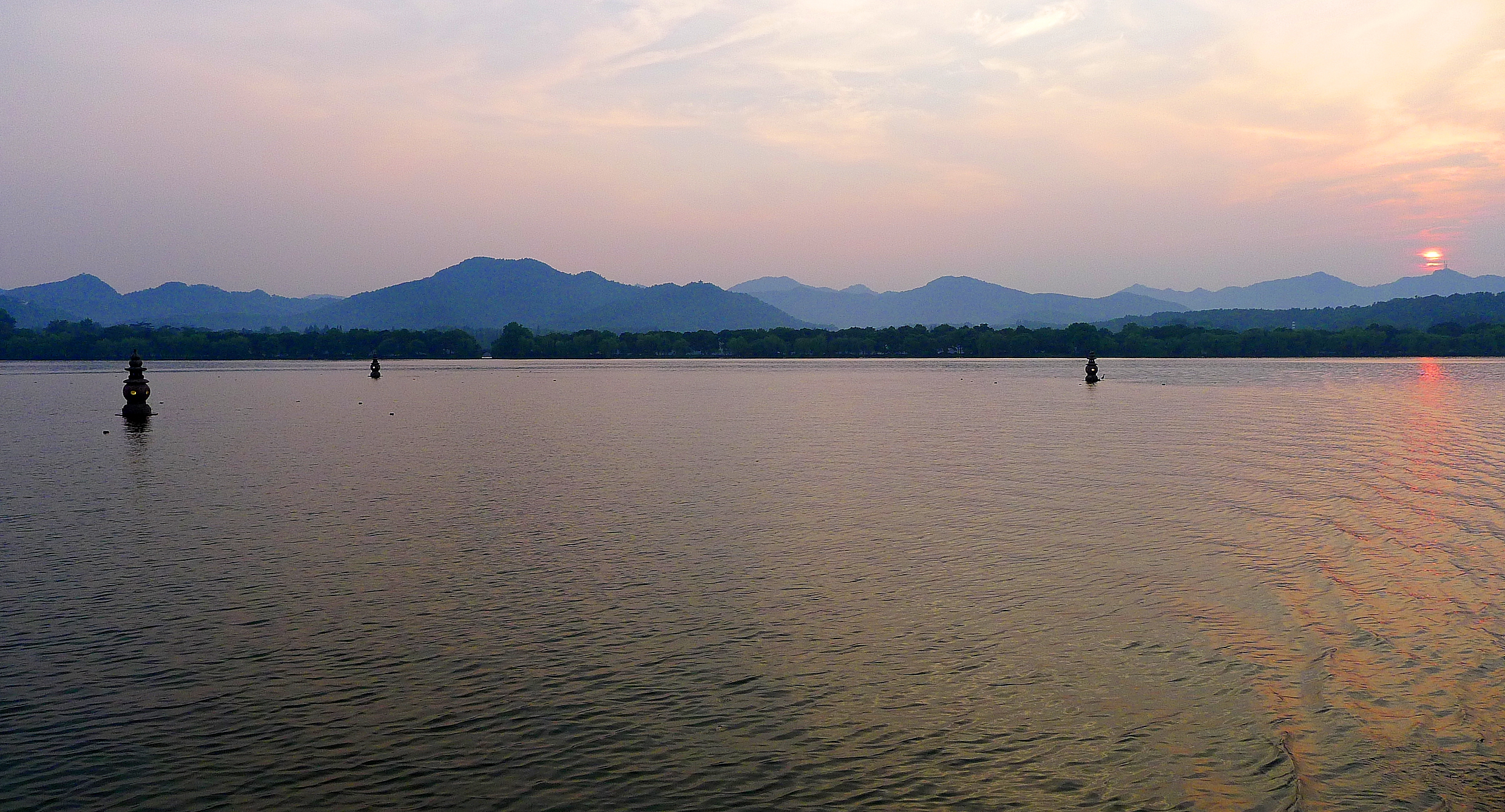  p>三潭印月,是浙江杭州 a href="#" data-lemmaid="562">西湖十景 /a