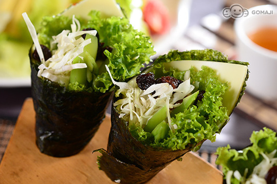 手卷是一道菜品,制作原料主要有 a target="_blank" href="/item/海苔