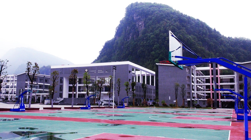 data-id="gnbaymhq33">贵州省江口中学创建于1942年,位于贵州省铜仁市