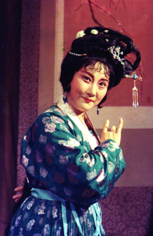  p>二级演员,越剧张(云霞)派花旦原上海市南汇越剧团副团长.