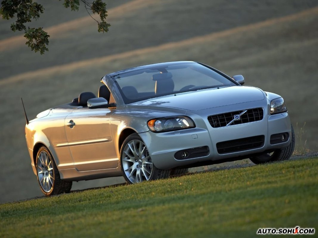 沃尔沃c70是一款可以全方位满足驾驶者多重需求的三折式硬顶四座敞篷