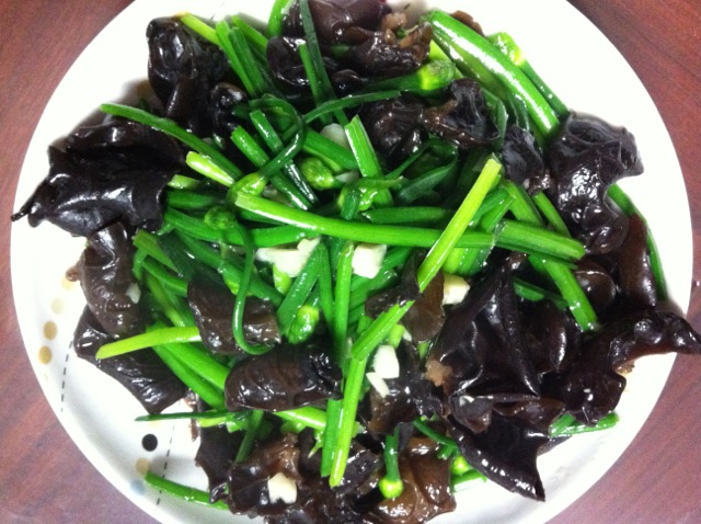 韭菜炒木耳