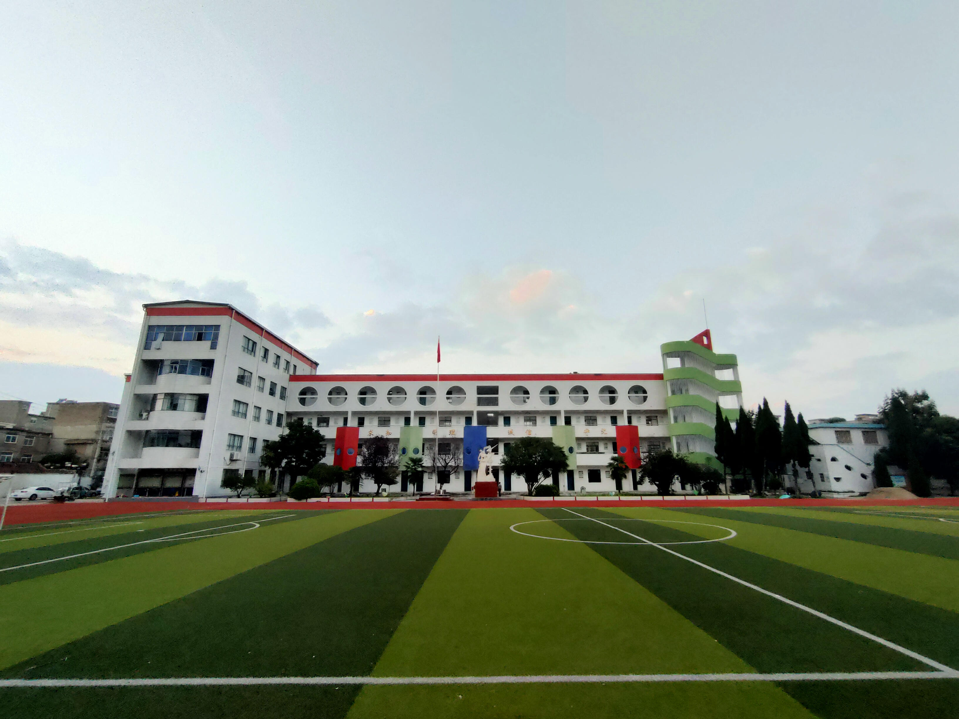  p>淮南龙湖中学创办于1990年,是淮南市 a target="_blank" href="